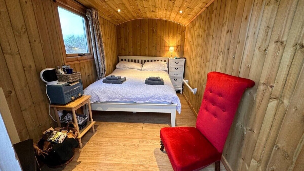 Chackmore Apartment | Beautiful Shepherds Hut Surrounded by Meadow