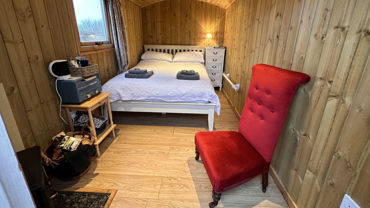 Chackmore House | Beautiful Shepherds Hut, with private garden