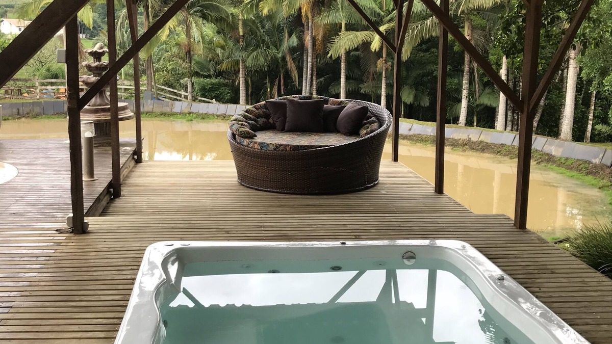 Aurora Cottage | Beautiful site with swimming pool and pond to relax in
