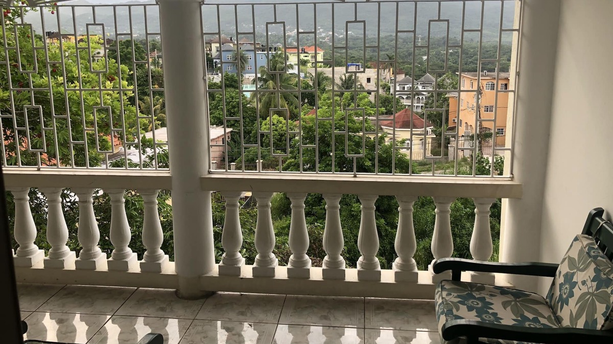 West Gate Hills House | Beautiful six bedroom six bathroom with mountain and ocean view