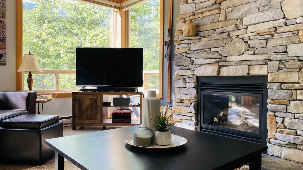East Kootenay House | Beautiful Ski In/Out Riverside Retreat at the Base of Panorama ♥️♥️