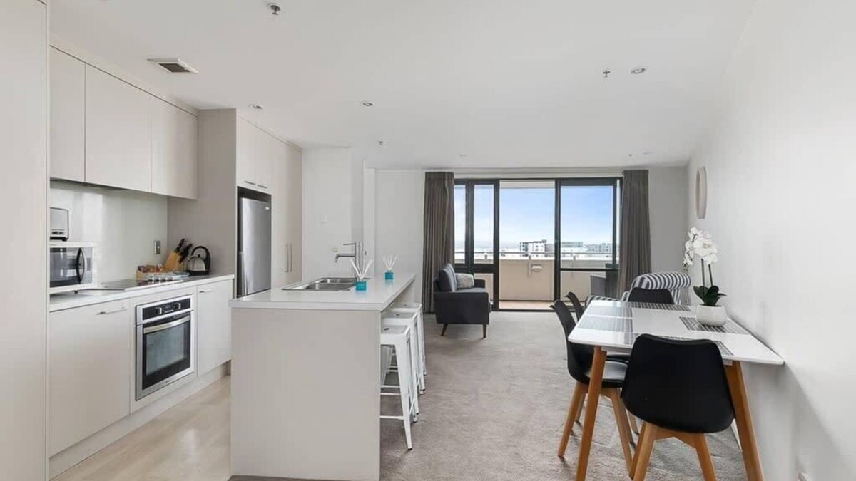 Newton Apartment | Beautiful Sky Tower View w/Parking: Zodiak Stays
