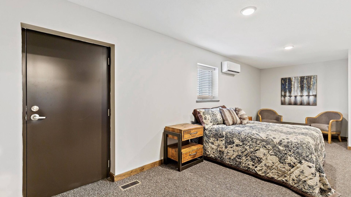 Great Bend House | Beautiful South Bend Lodge Suite