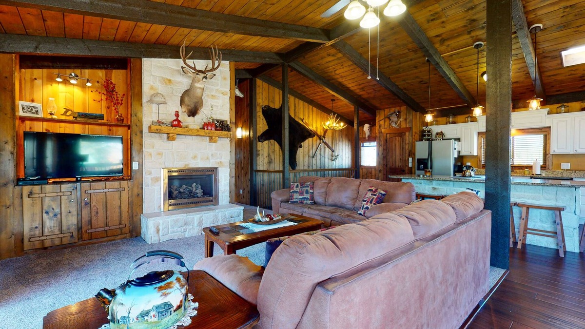 Ponderosa Pines Cabin | Beautiful South Fork home w/private deck & hot tub, full kitchen, and free WiFi