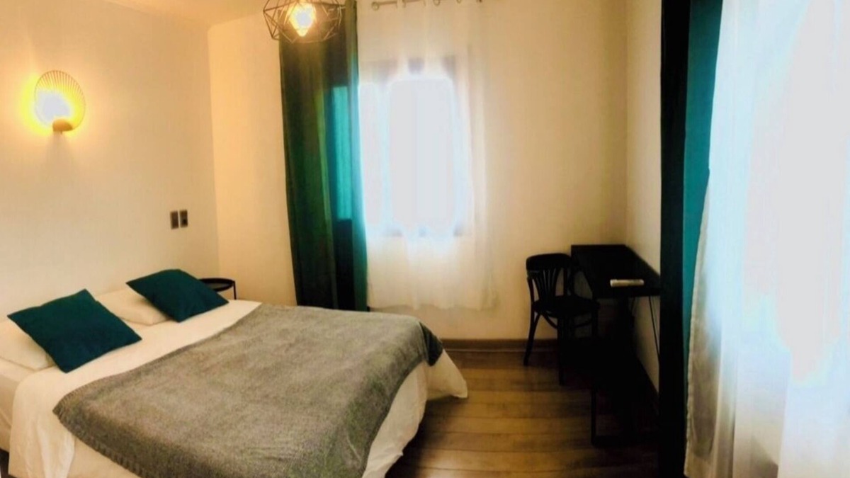 Pont-Saint-Esprit Bed & Breakfast | Beautiful spacious room and bar restaurant