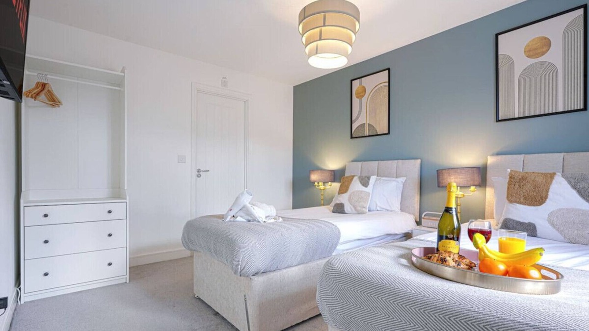 Milton Keynes House | Beautiful & Spacious Home - Sleeps 10