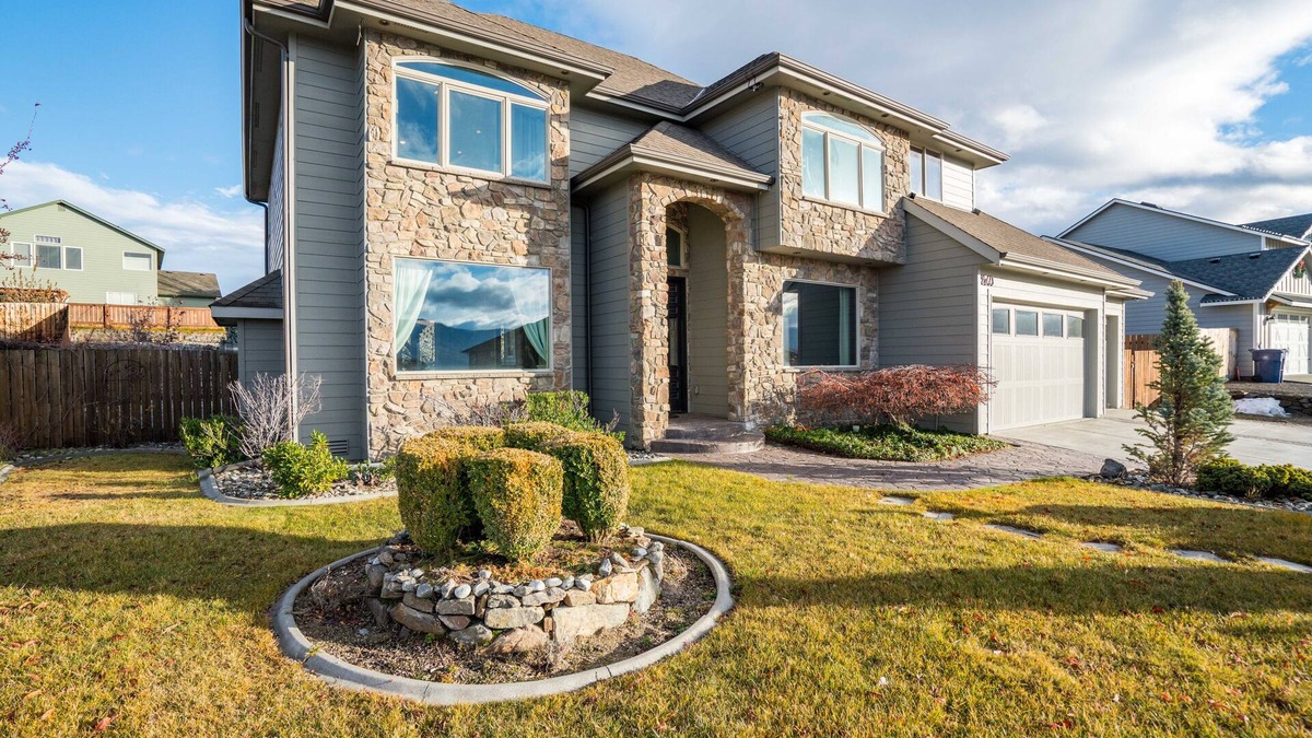 East Wenatchee House | Beautiful & Spacious Home with Gorgeous Mountain Views!