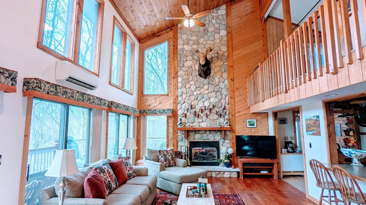 Bushkill Cabin | Beautiful, Spacious Poconos Cabin, Pool Table, 15 mins to Shawnee Ski mountains