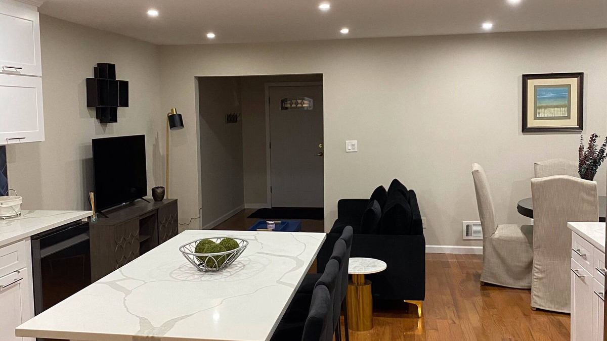 Brooklyn House | Beautiful Spacious - 2 bedroom, Main Floor Apartment, Backyard and Free Parking