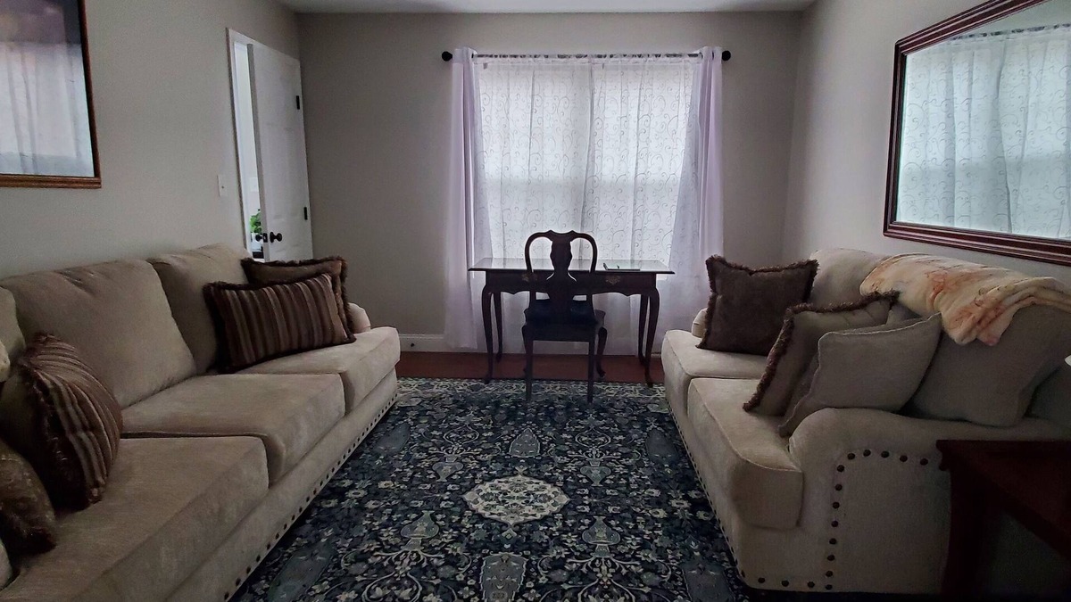 Ephrata House | Beautiful Spacious 2 Story House with Fireplace