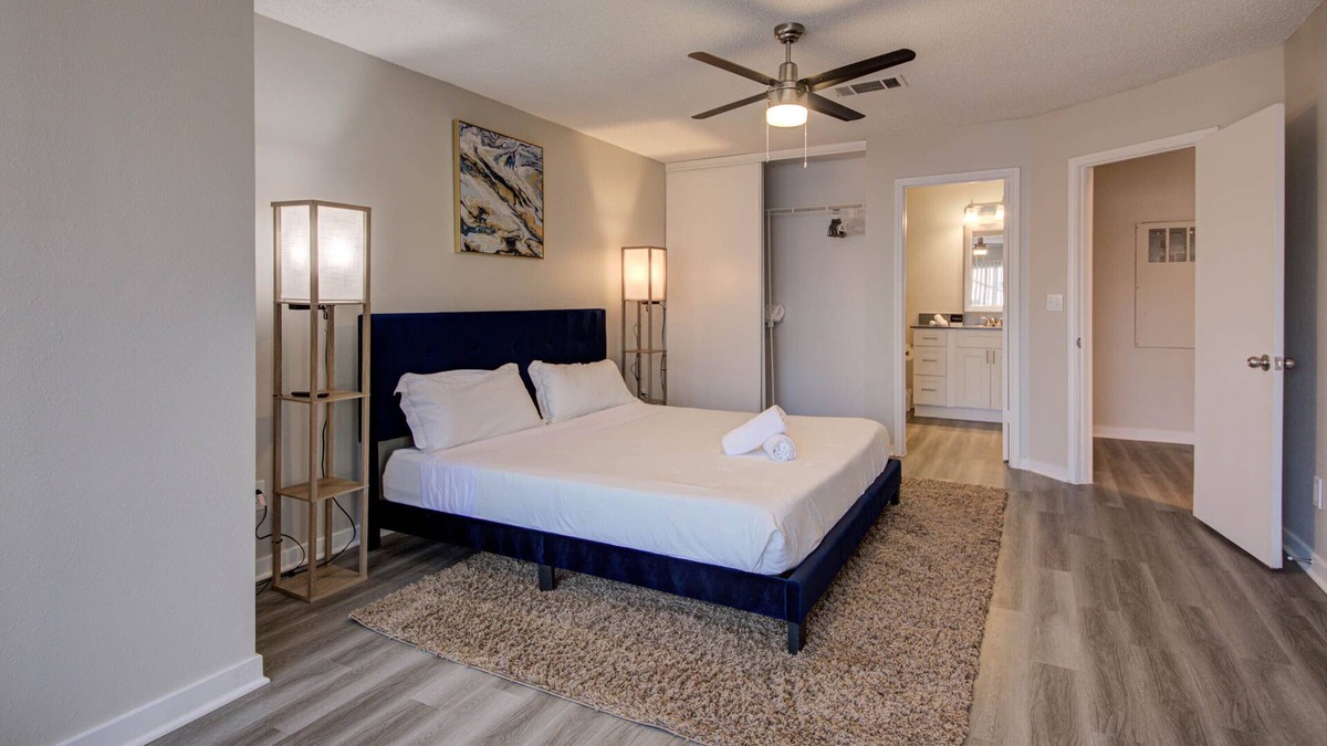 East Riverside - Oltorf Apartment | Beautiful, Spacious 2B Comfy King Beds, Fast WiFi