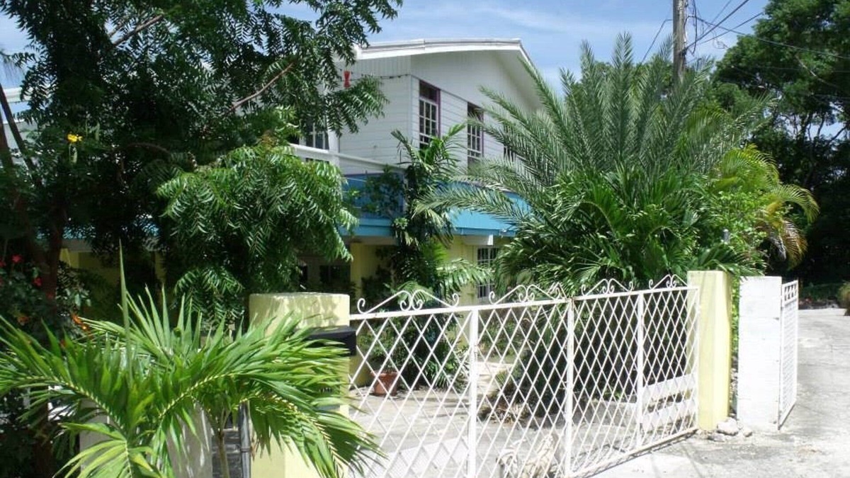 Hastings Apartment | Beautiful, spacious air-conditioned apartment close to south coast beaches