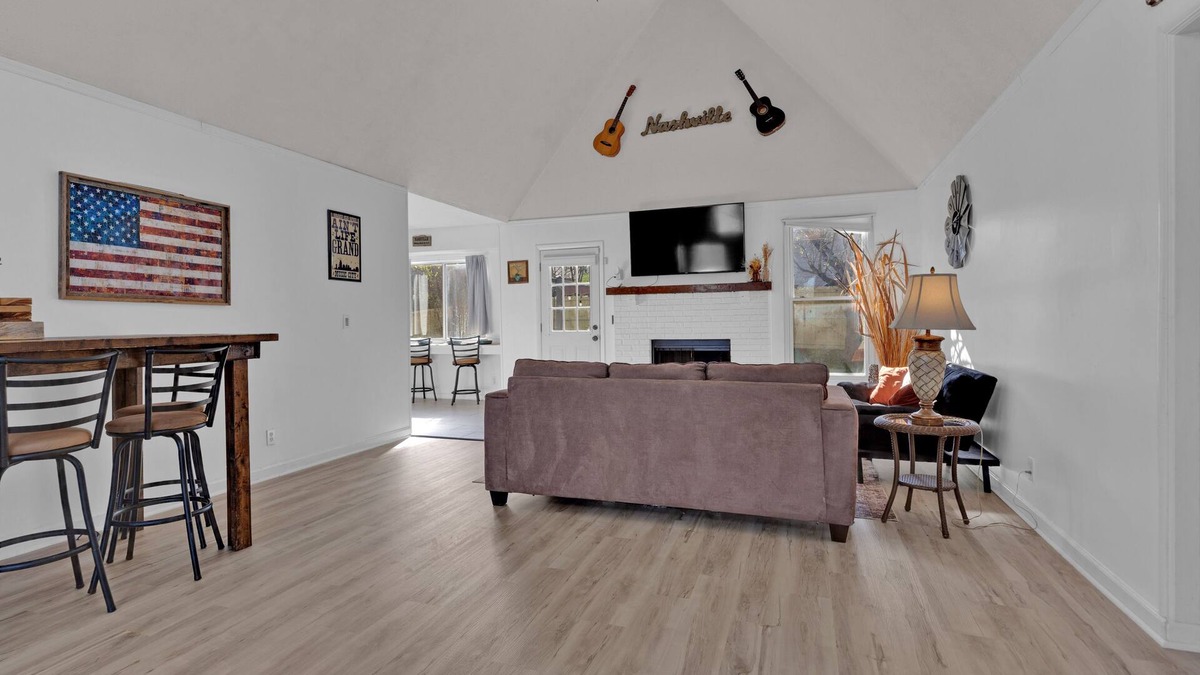 Antioch House | Beautiful, Spacious, and Delightful Abode Ideal for Large Groups!