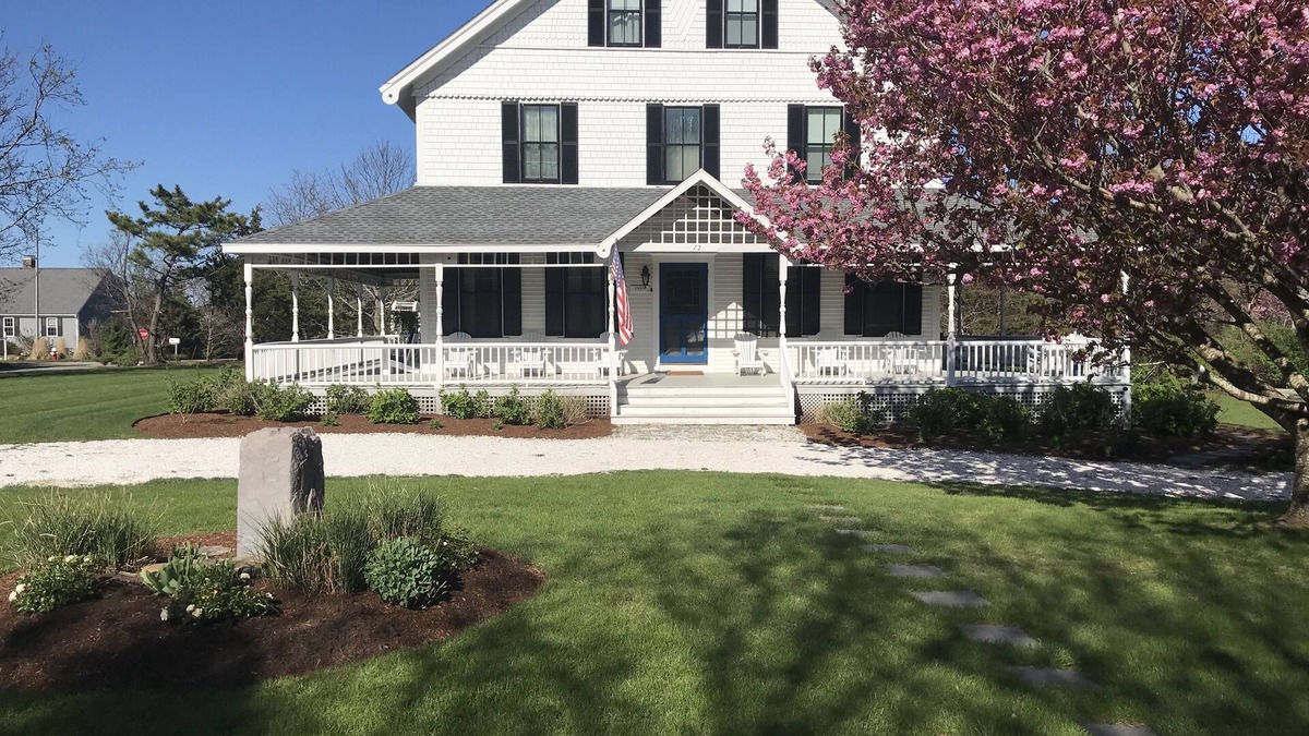 Dennis House | Beautiful, Spacious Antique Farmhouse Steps to Private Beach