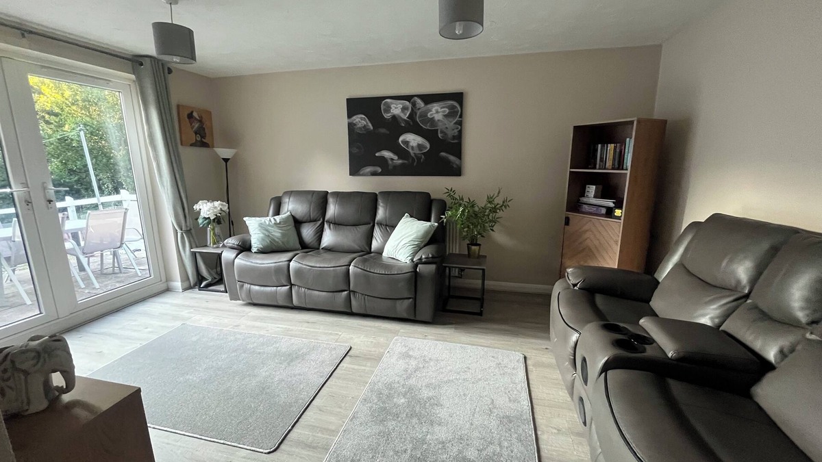 Bingley House | Beautiful & Spacious 2 Bed House, Sleeps 5: Easy access to Leeds & Bradford
