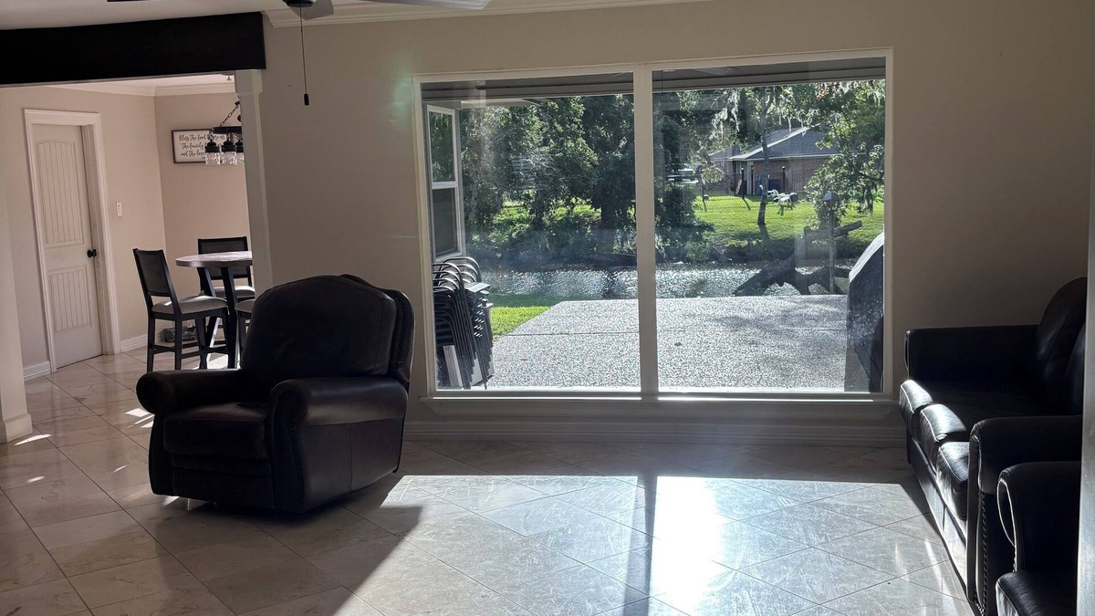 Lake Jackson House | Beautiful spacious home located on the Bayou.n25 min.from beach 55 from Houston.