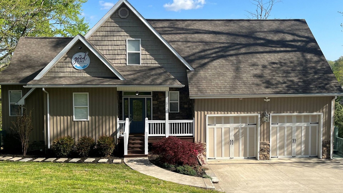 Caryville House | Beautiful spacious lakefront home-Just minutes from I-75-Close to ATV trails.