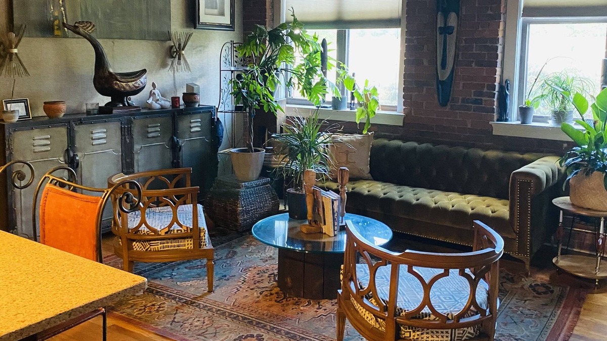 Windsor House | Beautiful Spacious Loft Style Townhome, 10 mins from train station and airport!