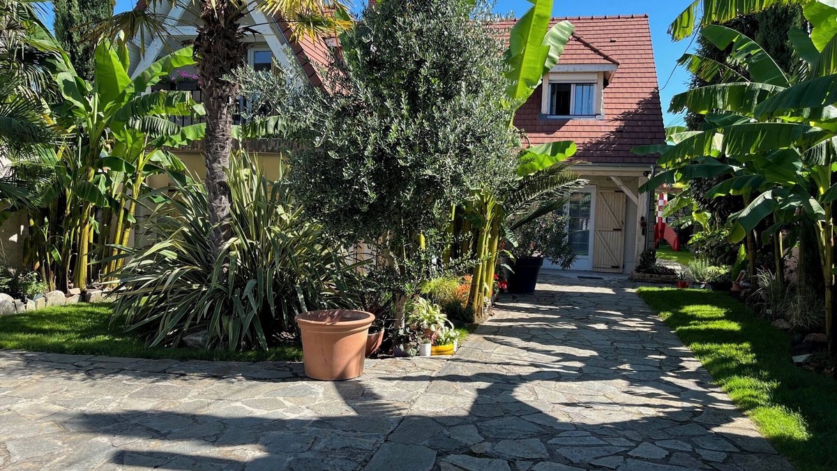 Sevran House | Beautiful, spacious property in an exotic setting.