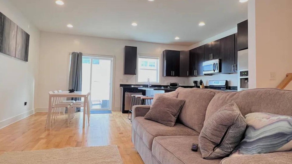 West Poplar House | Beautiful spacious 8 bed 5.5 bath near Center Cityn