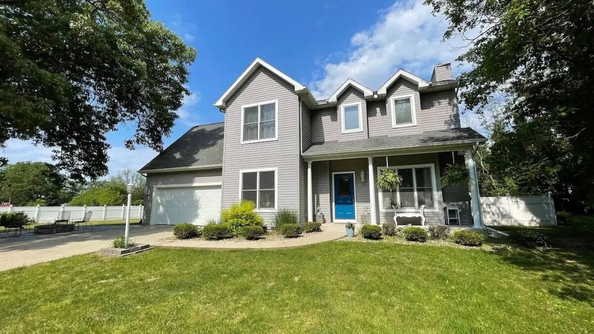 Stevensville House | Beautiful, Spacious 4 bedroom, 4 bath 1mile from the Lake.10 minutes to St. Joe