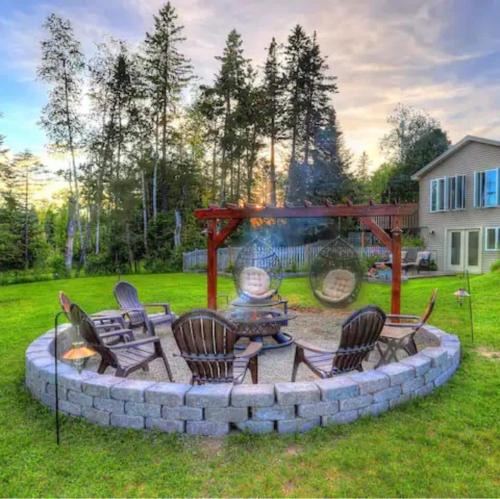 Rangeley House | Beautiful Spacious & Well-Stocked Downtown Home