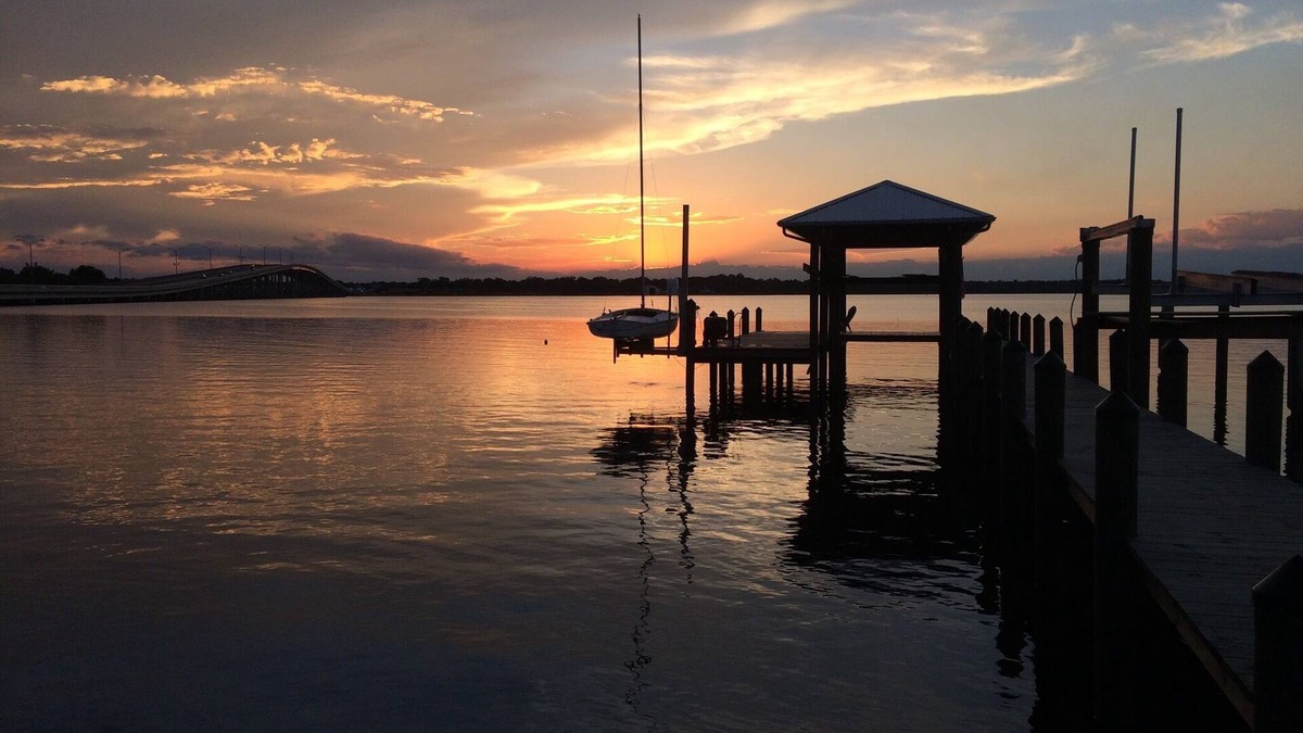 East Palatka House | Beautiful St. Johns River Home. Walk To Town-Bring Your Boat Or Jetski!