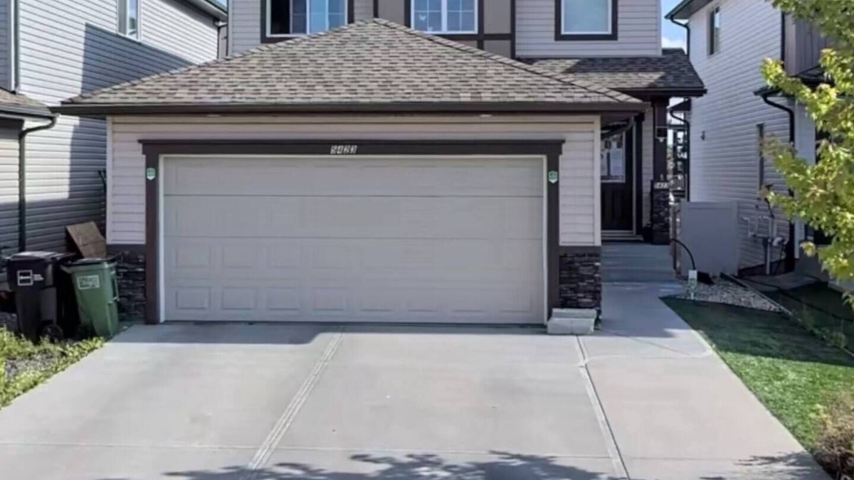 Southeast Edmonton House | Beautiful Stay A/C at Ellerslie @ Charlesworth in Edmonton AB