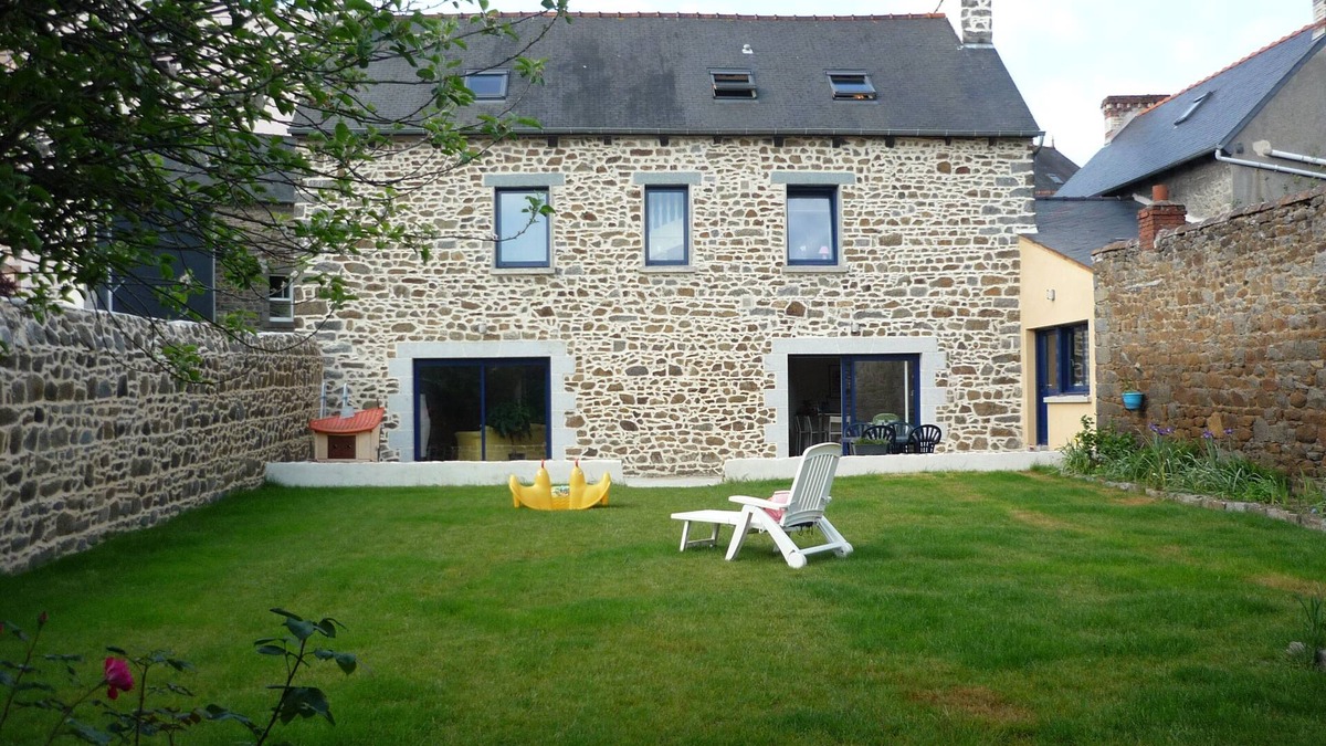 Saint-Brieuc House | Beautiful stone house with garden in the center of St Brieuc.