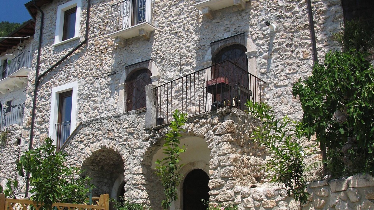 Roccacasale House | Beautiful stone house, high in the medieval mountain village of Roccacasale