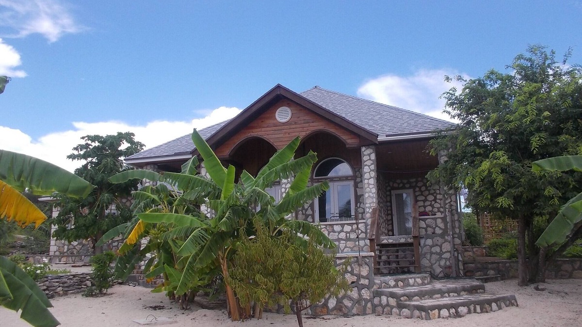 Orange Creek House | Beautiful stone, post and beam home in Shanna Bay
