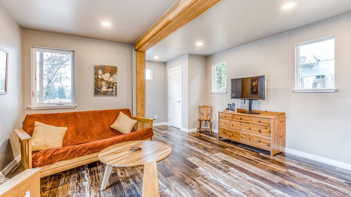 Cascade Locks House | Beautiful storage container home w/Columbia Gorge views & prime location
