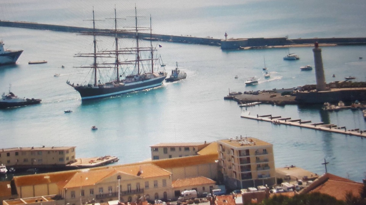 Sete Apartment | Beautiful studio, royal setting, imperial sea view, Wi-Fi.