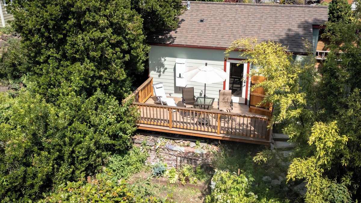 Fremont Apartment | Beautiful studio with private deck & parking