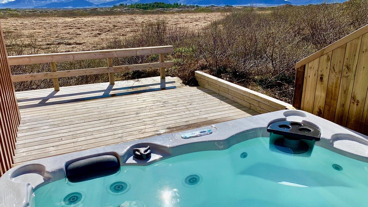 Borgarnes Cottage | Beautiful, Stylish and Unique Cabin with Hot Tub close to Snæfellsjökull Glacier