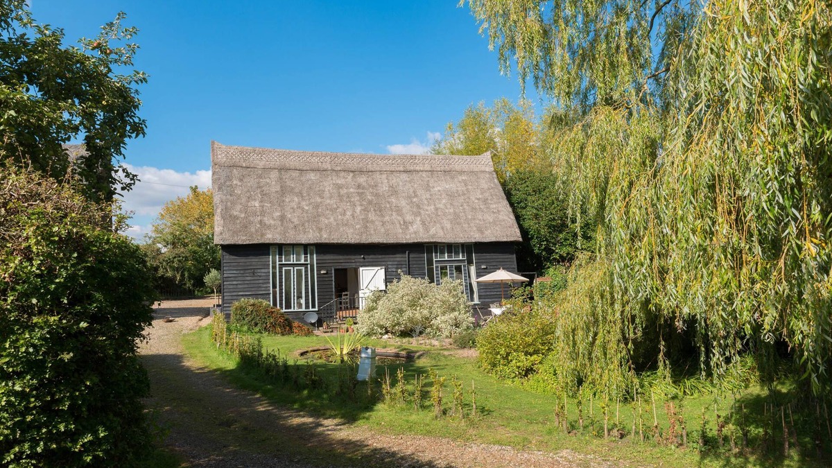 Stowmarket Cottage | Beautiful – Stylish – Rural – Elegant: Deepwell Granary is a romantic getaway.