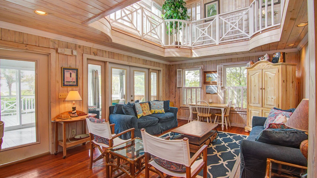Sullivan's Island House | Beautiful Sullivan’s Island home next to lighthouse - easy walk to beach