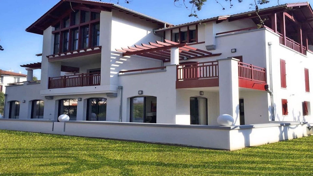 Saint-Jean-de-Luz Apartment | Beautiful sunny apartment with large terrace 50 m from the beach.