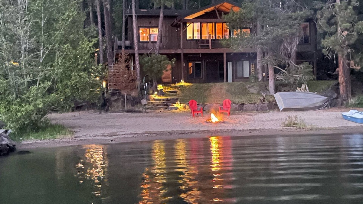 Coeur d'Alene House | Beautiful Sunny Beach Front Lake House