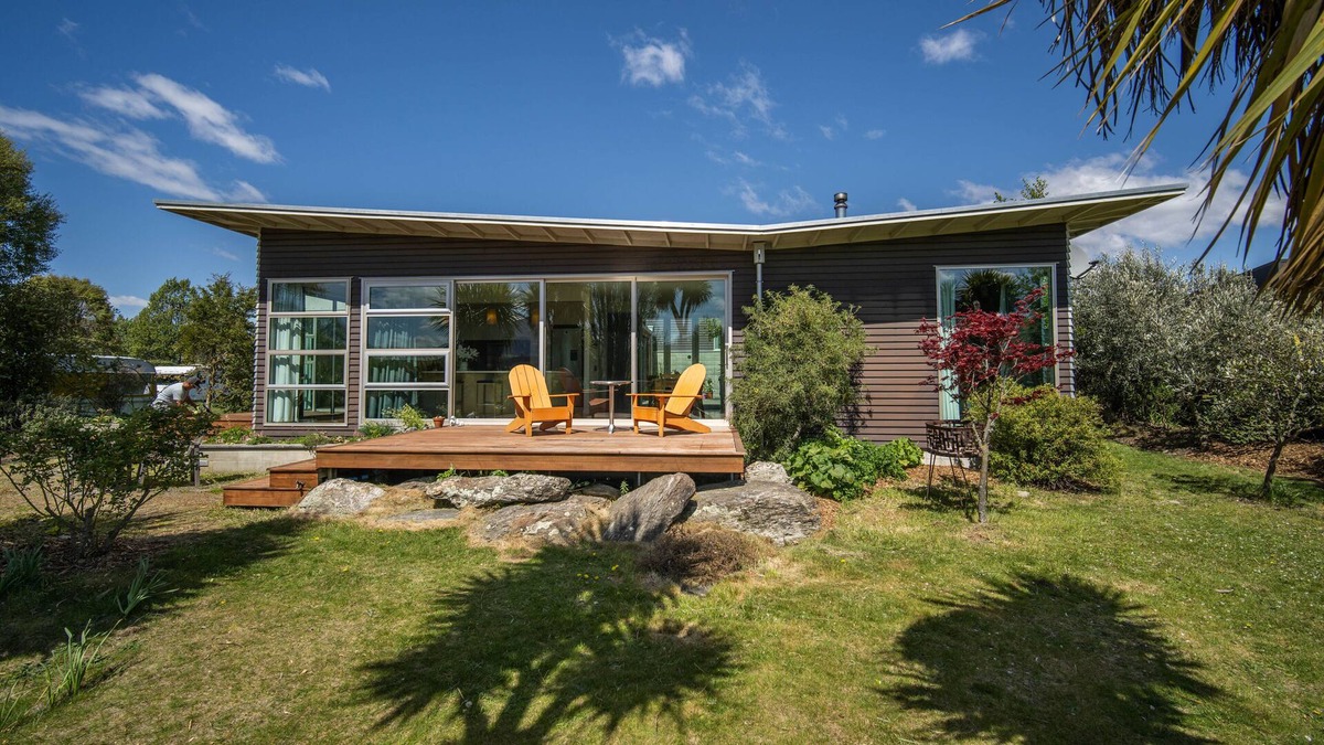Albert Town House | Beautiful, sunny riverside property.
