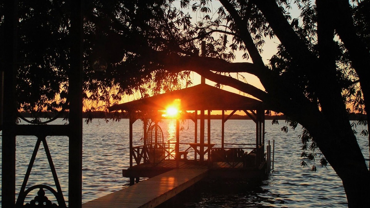 East Lake House | Beautiful Sunsets on Lake Tarpon. Fish, Swim, Jetski and More