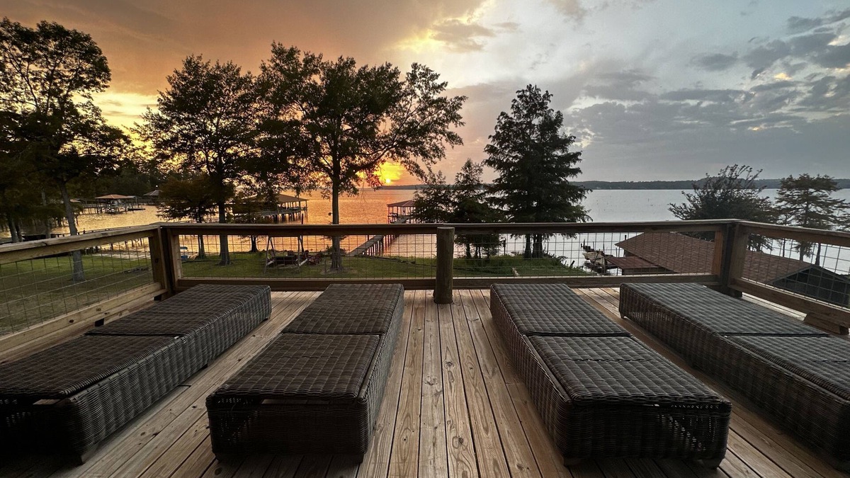 Negreet House | Beautiful Sunset views, fishing from dock, and lakeside fire pit!