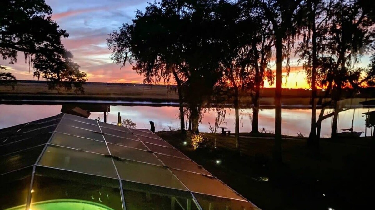 Brunswick House | Beautiful Sunsets, Private Dock, Near Beaches