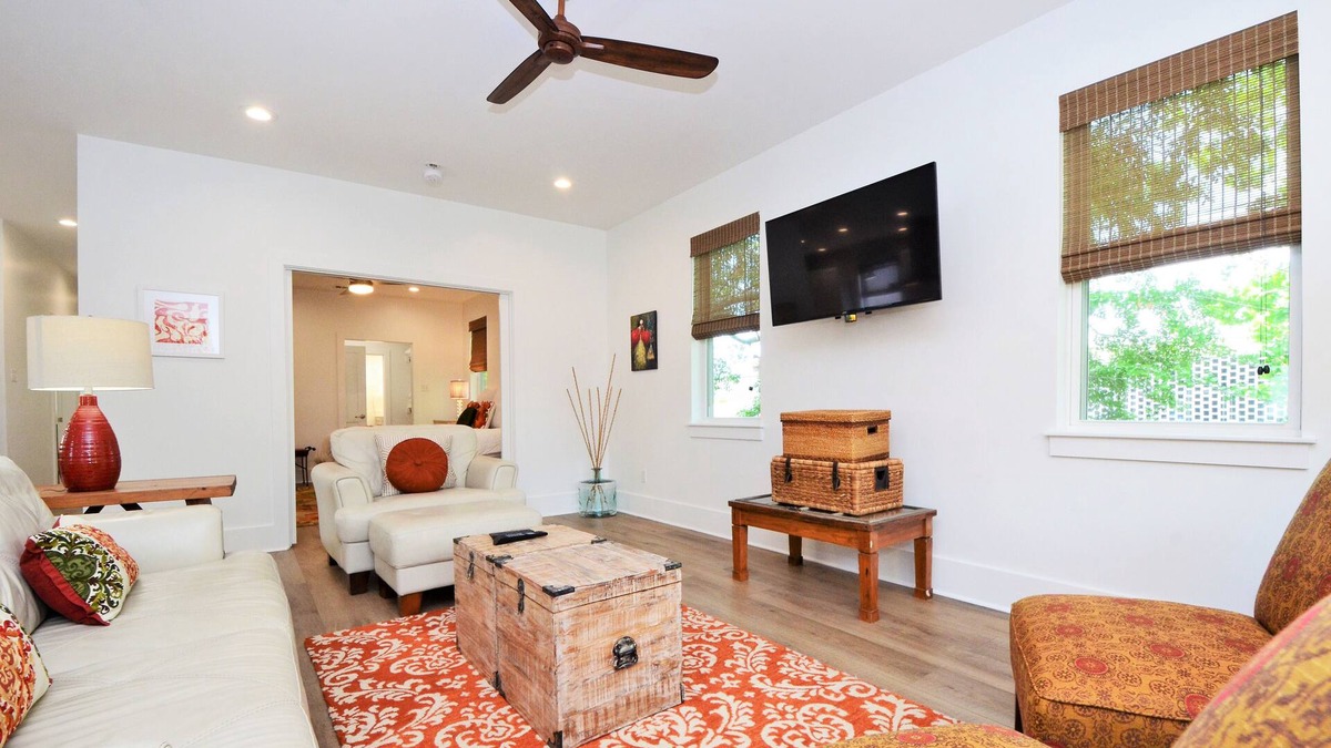 West Riverside House | BEAUTIFUL SUPER COMFORTABLE 3/3 TOWNHOME - BEST LOCATION!