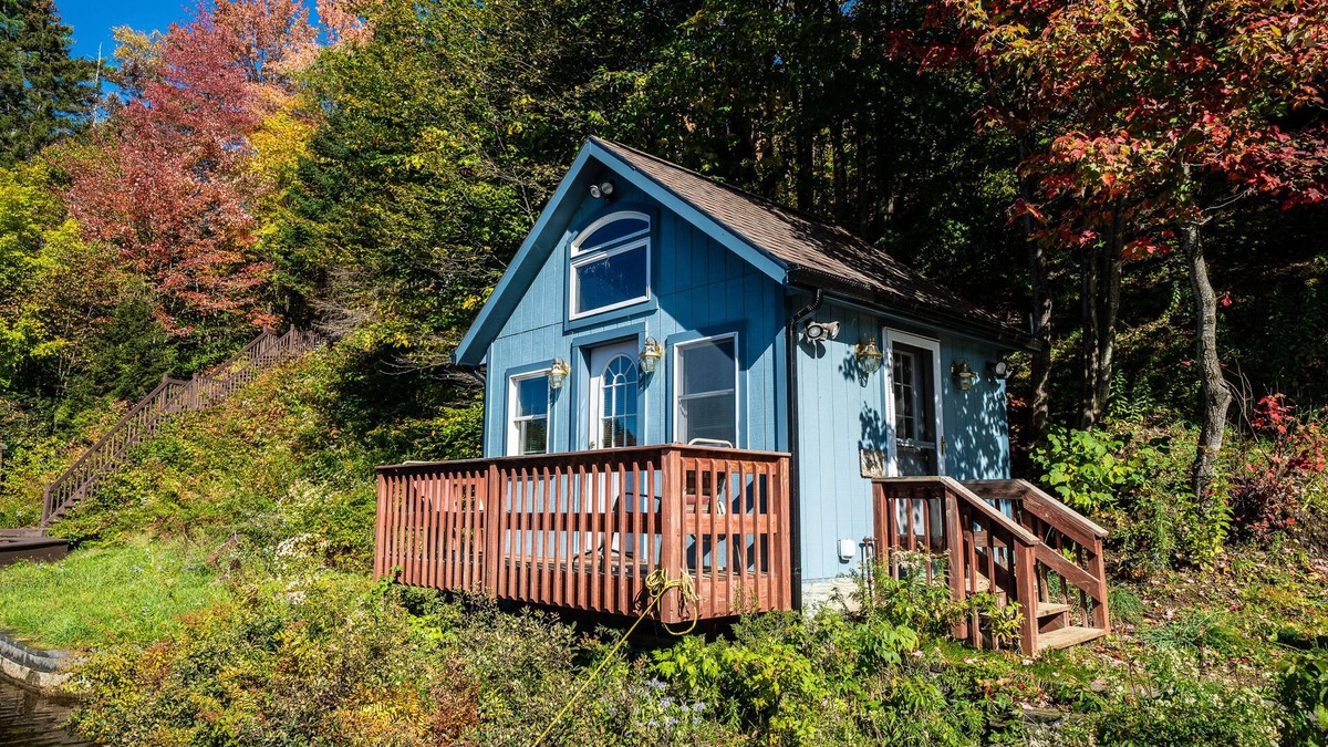 Eden Mills Cottage | Beautiful Teeny Tiny Cottage On Lake Eden, directly on the water front