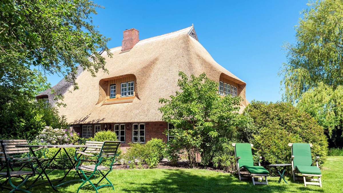 Behrensdorf House | Beautiful thatched roof, high quality furnishings, antiques, oven, garden