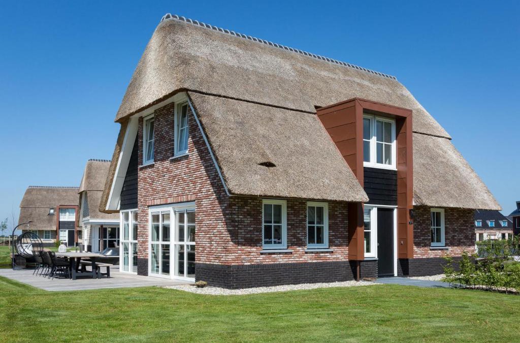 Delfstrahuizen Villa | Beautiful, thatched villa with a terrace at the Tjeukemeer