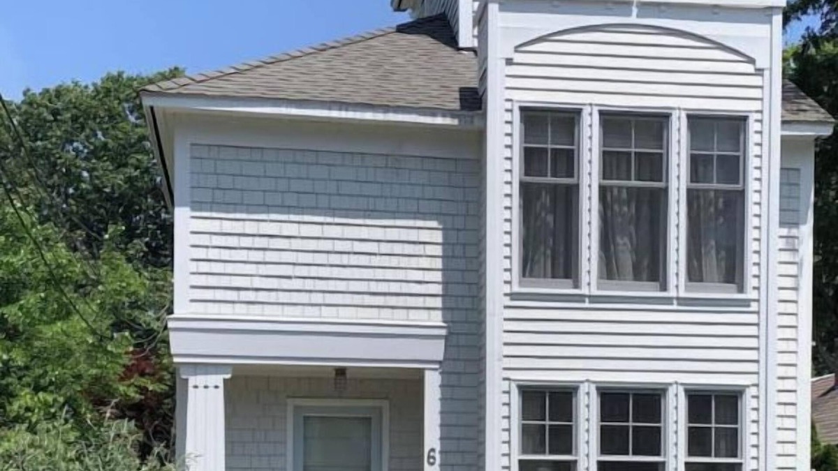 Branford House | Beautiful three-bedroom shoreline house