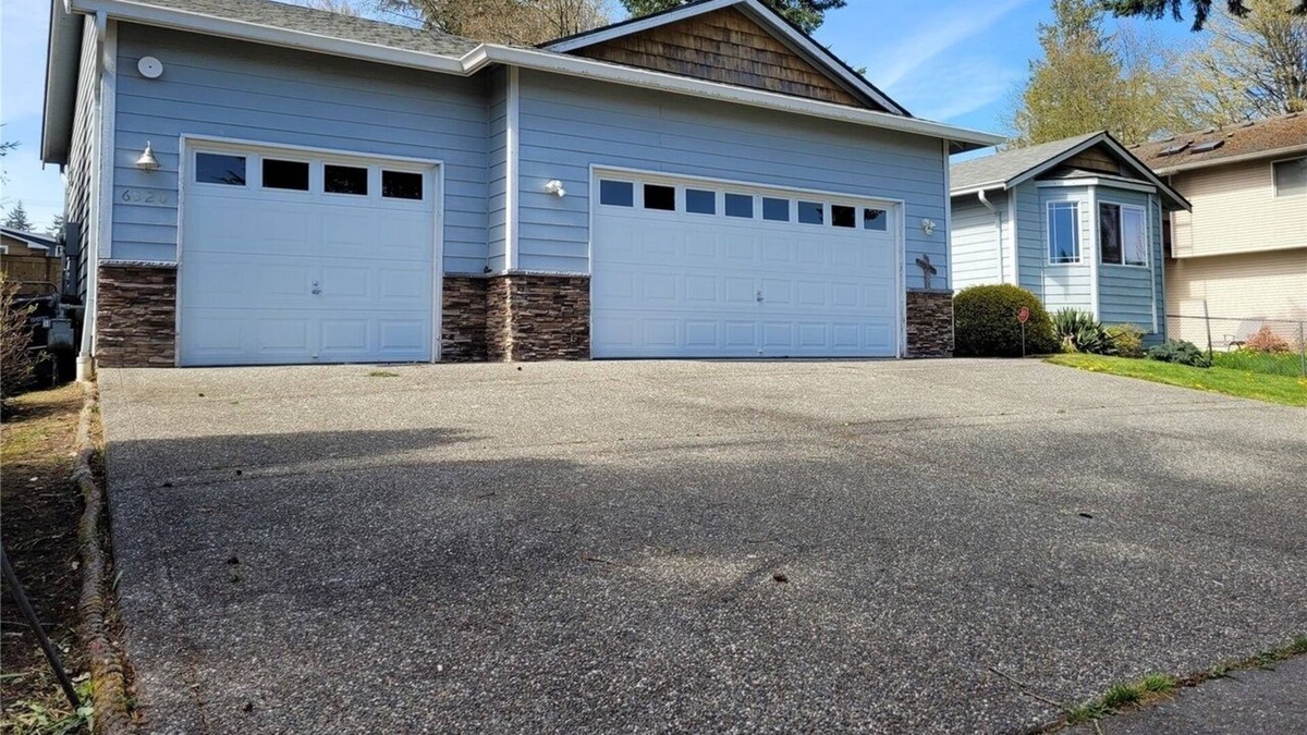 Everett House | Beautiful Three-Bedroom Two Bath Home