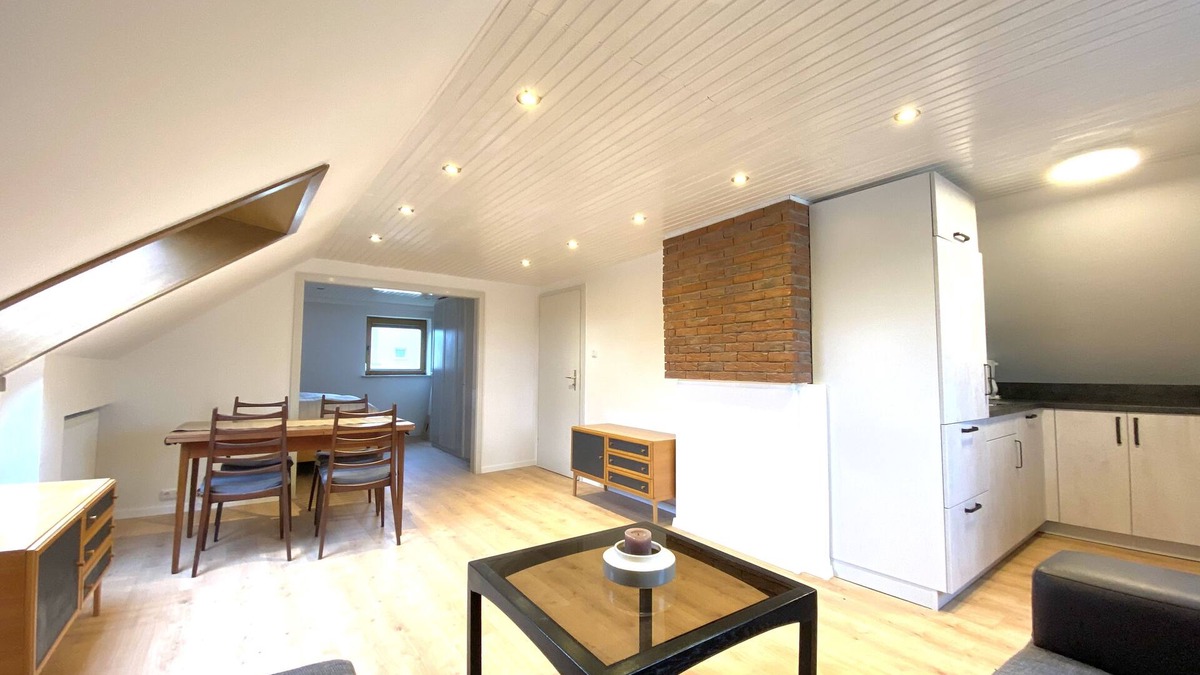 Haunstetten-Sud Apartment | Beautiful top floor apartment with loft character